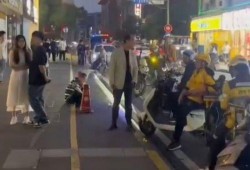 五一广场吃瓜事件视频,一场引发热议的街头冲突瞬间