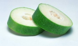 景区吃蜜瓜的女生视频,景区女生吃瓜视频走红