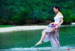 美女坐着湖边吃瓜视频,夏日风情尽收眼底