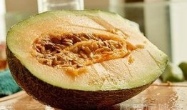 吃冰镇哈密瓜的视频