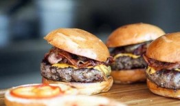 大瓜头吃汉堡包视频,趣味横生瞬间引爆网络