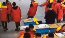 学生打架吃瓜群众视频,围观者视角下的学生斗殴事件