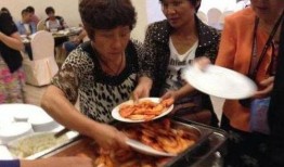 大妈村头吃瓜视频,揭秘乡村生活百态