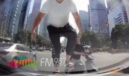 吃瓜被踹二十一脚视频大全,二十一脚视频引发社会关注