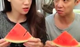 夫妻比赛吃瓜搞笑视频,笑料百出，甜蜜对决！