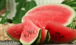 湖南夜晚吃瓜的视频,街头吃瓜，品味地道夜生活