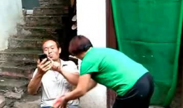 村民看吃瓜视频,吃瓜视频背后的乡村生活变迁