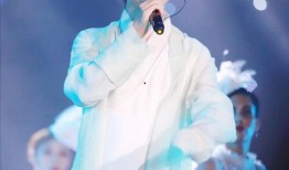 李玉刚回老家吃瓜的视频