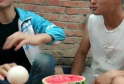 男子吃瓜样子搞笑视频,表情包新素材来袭！