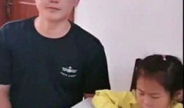 爸爸喂女儿吃哈密瓜视频