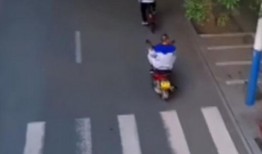 警察抓小孩吃瓜视频真实,警察抓捕吃瓜小孩温馨一幕引网友热议