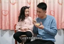 爸爸喂女儿吃哈密瓜视频