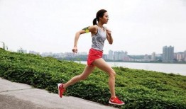 美女坐着湖边吃瓜视频,夏日风情尽收眼底