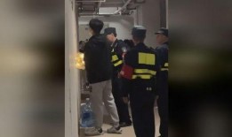 女生寝室吃小瓜视频播放,女生宿舍的欢乐时光