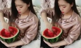 吃瓜的小女孩的视频,小女孩的吃瓜视频引发网友热议