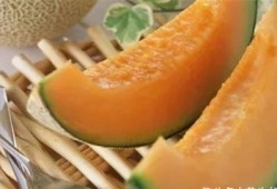 二个孩子吃哈密瓜的视频,双娃共享哈密瓜甜蜜时光