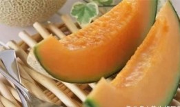 二个孩子吃哈密瓜的视频,双娃共享哈密瓜甜蜜时光