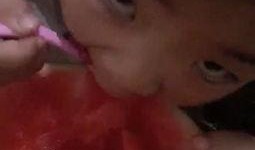 小孩打滚吃瓜视频,小萌娃打滚吃瓜萌态十足