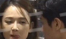 夜晚吃瓜吐舌头视频,吃瓜吐舌头的欢乐瞬间