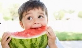 小孩吃瓜表情原版视频,小孩吃瓜表情原版视频萌态再现