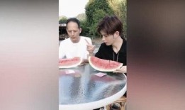 吃瓜两个帅哥视频,两位帅哥的甜蜜互动瞬间