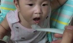 八个月宝宝吃瓜视频,萌态十足！