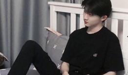 马嘉祺左右转头吃瓜视频,眼神太会说话了！