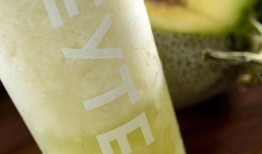 喜茶吃新瓜视频,夏日饮品新宠，口感与颜值并存