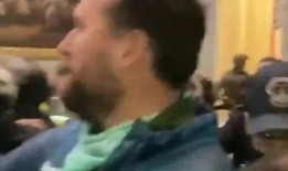 外国吃瓜群众被打事件视频,外国观众在冲突中遭遇暴力冲击的惊心瞬间