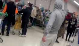 学生打架吃瓜群众视频,围观者视角下的学生斗殴事件