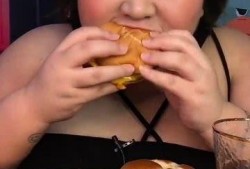 大瓜头吃汉堡包视频,趣味横生瞬间引爆网络