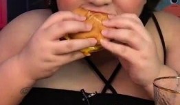 大瓜头吃汉堡包视频,趣味横生瞬间引爆网络