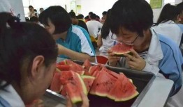 湘潭卫校老师吃瓜视频,校园生活瞬间曝光