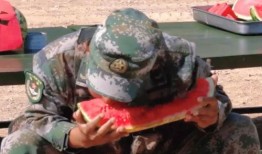 吃瓜的兵哥哥视频,军营里的欢乐时光