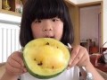 哈密瓜孩子吃瓜视频,萌态十足引网友热议