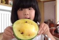 哈密瓜孩子吃瓜视频,萌态十足引网友热议