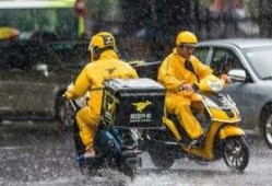 宜昌外卖小哥吃瓜视频,街头一幕引发网友热议