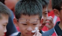 吃瓜哭的小男生视频素材,小男生吃瓜哭成泪人，萌态十足引网友热议