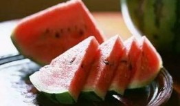 吃瓜可以用勺子挖嘛视频,揭秘吃瓜新姿势