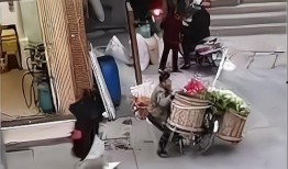 吃瓜被踹二十一脚视频大全,二十一脚视频引发社会关注