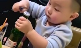 吃瓜小娃无视爸爸视频,视频记录家庭温馨瞬间