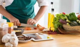 吃瓜少女做饭的视频