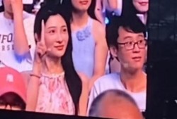 吃瓜眼镜女视频