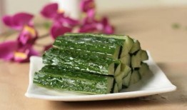 外国人吃黄瓜腌瓜视频,传统美味引发国际美食热潮