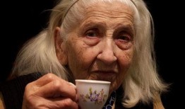 老太婆吃瓜视频在线观看,揭秘网络红人的幕后生活