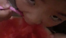 两个孩子吃瓜视频,两萌娃欢乐吃瓜瞬间