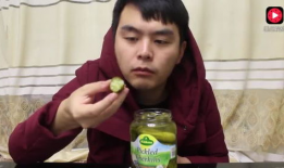 小伙子阿姨吃瓜视频播放,小伙子阿姨吃瓜视频爆火网络，观看人数突破百万