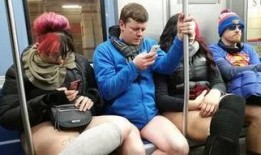 穿短裤的吃瓜群众视频,夏日街头一景