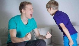 小孩吵架大人吃瓜视频播放,大人“吃瓜”成现场焦点