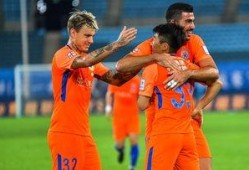 山东鲁能队吃瓜事件视频